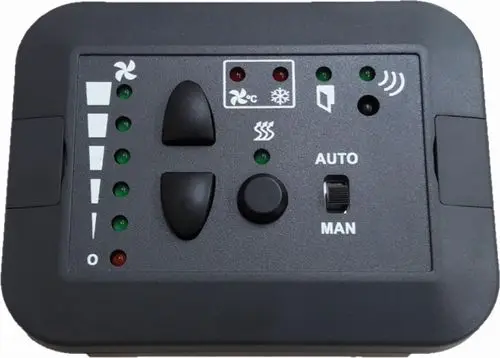 Steuereinheit von Wolf mit Knöpfen und LEDs zur Regelung eines Türluftschleiers. Enthält Einstellungen für Automatik und manuelle Steuerung.